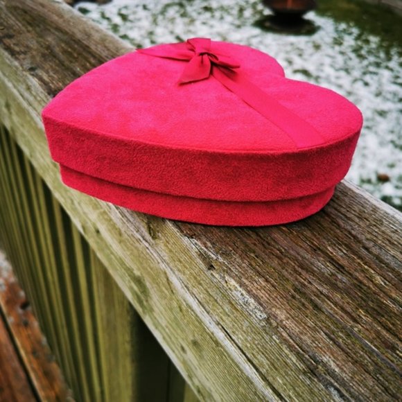 Laura Secord Heart Shaped Pink Velvet Chocolate Box with Bow - Picture 5 of 16